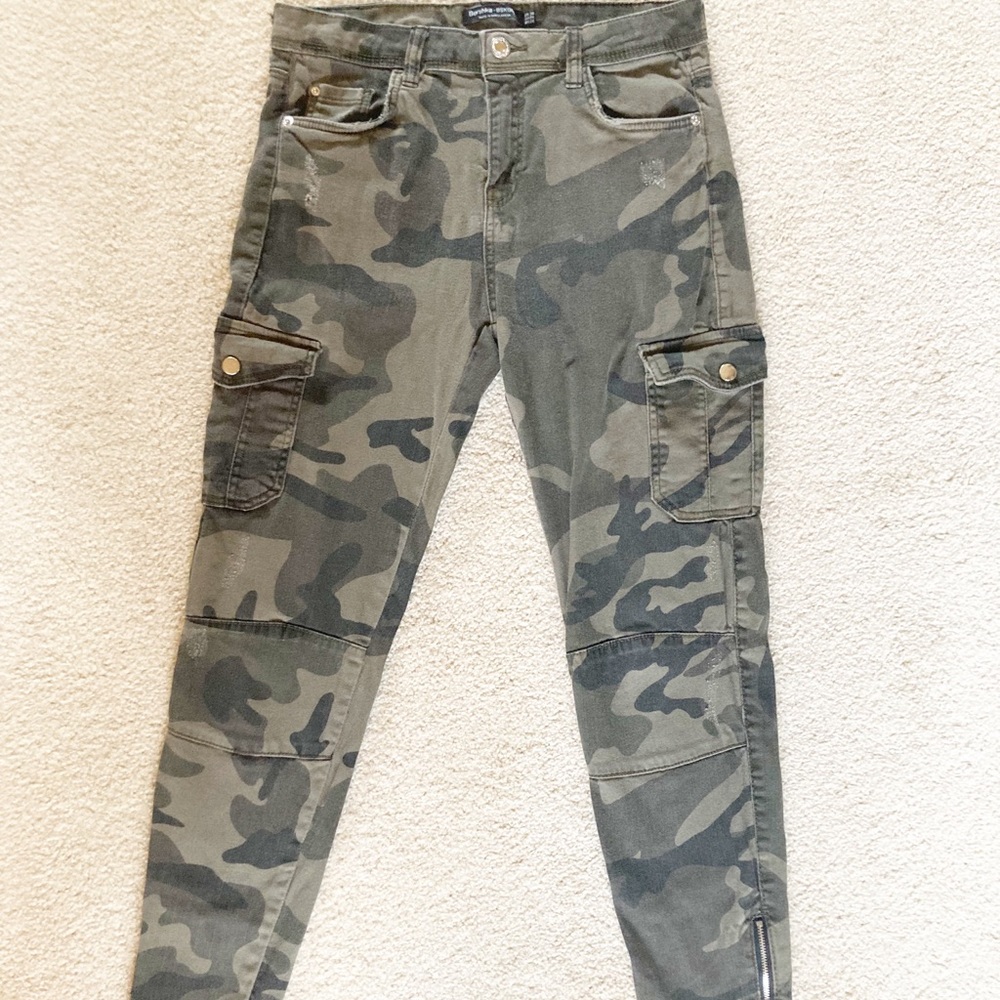 💥 Bershka Bsk Girl genuine utility pants in camo size 6!